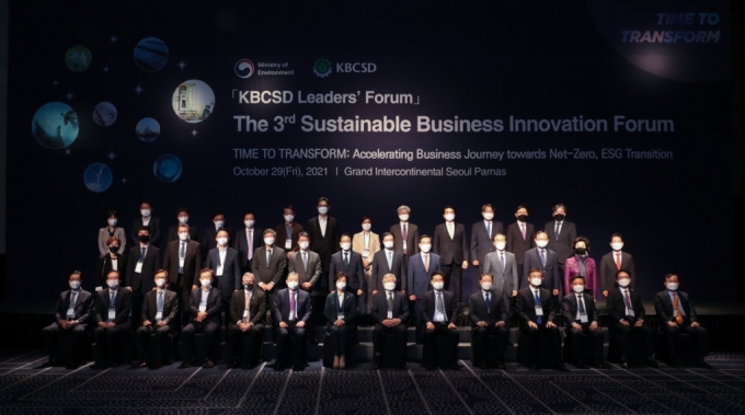  29일 서울 그랜드 인터컨티넨탈호텔에서 열린 진행된 'KBCSD 리더스 포럼: 제3회 Sustainable Business Innovation Forum'에 참석한 우무현 GS건설 사장, 장준영 한국환경공단 이사장, 조경목 SK에너지 사장, 김교현 롯데그룹 화학BU장, 사이먼 스미스 주한영국대사, 허동수 KBCSD 명예회장, 김상희 국회부의장, 이경호 KBCSD 회장, 김법정 환경부 실장, 허명수 KBCSD 명예회장, 신학철 LG화학 부회장, 김학동 포스코 사장, 류열 S-OIL 사장, 명노현 LS전선 대표이사(앞줄 왼쪽부터)가 기념촬영을 하고 있다. /사진제공=KBCSD 