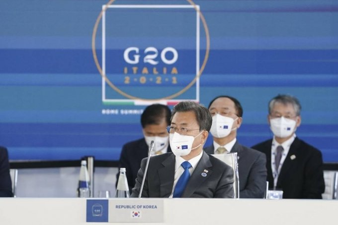 [로마=뉴시스] 김진아 기자 = 문재인 대통령이 30일(현지시간) 이탈리아 로마 누볼라 컨벤션에서 열린 G20 &#039;국제경제 및 보건&#039; 세션에 참석하고 있다. 2021.10.30