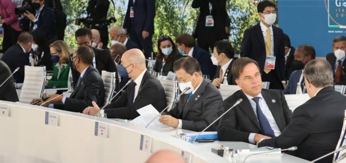 [로마=뉴시스] 김진아 기자 = 문재인 대통령이 30일(현지시간) 이탈리아 로마 누볼라 컨벤션에서 열린 G20 &#039;국제경제 및 보건&#039; 세션에 참석해 회의자료를 살피고 있다. 2021.10.30
