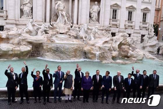 G20 정상들이 31일(현지시간) 이탈리아 로마 트레비 분수 앞에서 단체 기념촬영을 위해 포즈를 취하고 있다. (C) AFP=뉴스1