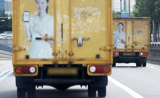 한 온라인 쇼핑몰 택배 차량이 이동하고 있는 모습으로 기사의 구체적 내용과는 무관/사진=뉴시스