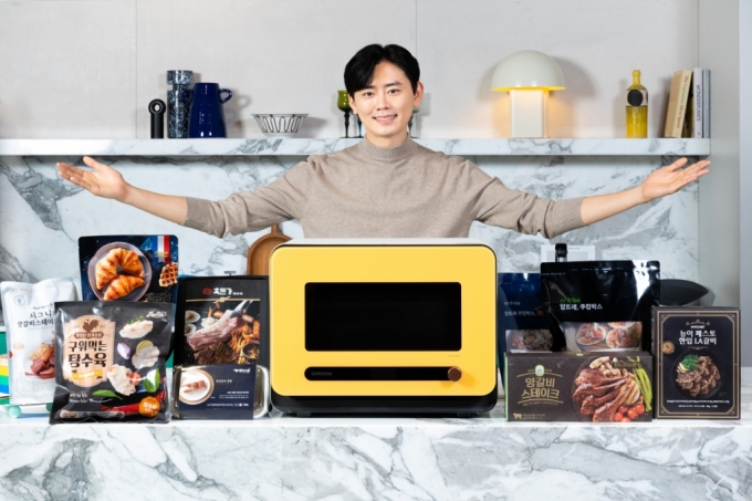 삼성전자 모델이 서울 논현동에 위치한 삼성 디지털프라자 강남본점에서 새롭게 추가되는 비스포크 큐커 전용 밀키트와 간편식 제품들을 선보이고 있다./사진제공=삼성전자