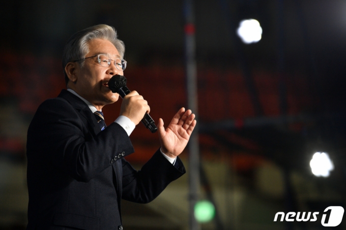 (서울=뉴스1) 국회사진취재단 = 이재명 더불어민주당 대통령 후보가 2일 오후 서울 송파구 올림픽공원 체조경기장에서 열린 제20대 대통령선거 선거대책위원회 출범식에서 연설하고 있다. 2021.11.2/뉴스1
