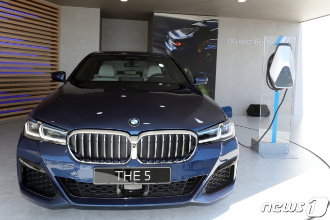 (인천=뉴스1) 황기선 기자 = 27일 오전 인천 중구 영종도 BMW 드라이빙 센터에서 열린 &#039;BMW THE 5 & THE 6 월드 프리미어 런칭행사&#039;가 뉴 5시리즈가 공개되고 있다. 이날 행사에서는 BMW는 신형 5시리즈와 6시리즈를 세계 최초로 공개했다. 2020.5.27/뉴스1 
