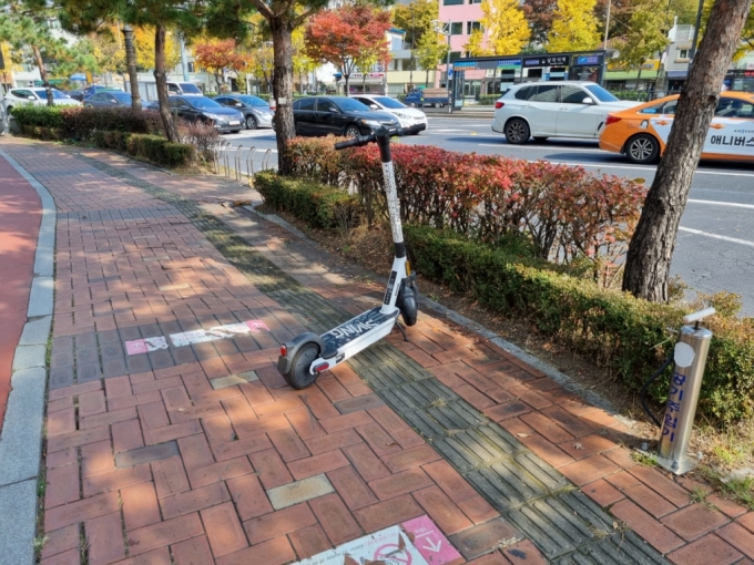 3일 서울 용산구 삼각지역 인근 점자블록 위에 주차된 전동 킥보드 /사진=조성준 기자