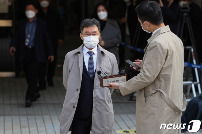 (서울=뉴스1) 성동훈 기자 = 대장동 개발 로비 특혜 의혹의 핵심 인물인 화펀대유자산관리 대주주 김만배 씨가 구속 전 피의자 심문을 마치고 3일 오전 서울 서초구 서울중앙지법을 나서고 있다. 서울중앙지방법원은 이날 오전 김만배 씨를 시작으로,?오후 3시와 4시 남욱 변호사와?정민용 변호사에 대한 구속영장실질심사를 잇따라 진행한다. 이들은 유동규 전 본부장과 공모해 화천대유가 속한 하나은행컨소시엄을 대장동 민간사업자로 선정하게 한 혐의를 받고 있다. 2021.11.3/뉴스1