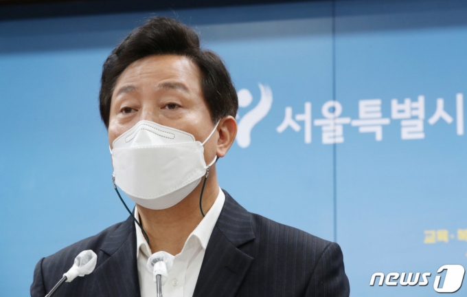 (서울=뉴스1) 박정호 기자 = 오세훈 서울시장이 1일 오전 서울 중구 서울시청 브리핑룸에서 열린 2022년 예산안 기자설명회에서 취재진의 질문에 답하고 있다. 서울시는 올해 예산 대비 9.8%(3조 9186억 원) 증가한 2022년 새해 예산안으로 44조 748억 원을 편성해 서울시의회에 제출했다. 2021.11.1/뉴스1 