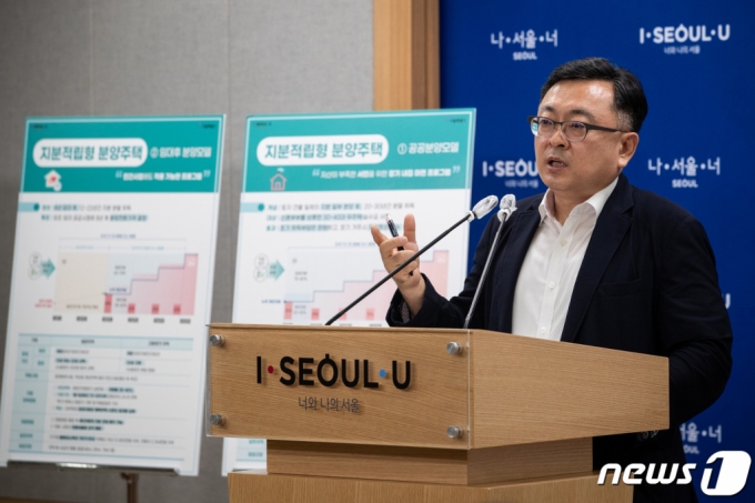 김성보 서울시 주택정책실장이 지난해 8월 서울시청 브리핑룸에서 정부의 &#039;주택공급 확대방안&#039; 발표에 따른 세부 공급계획을 설명하고 있다. /사진제공=뉴스1
