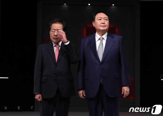 (서울=뉴스1) 국회사진취재단 = 홍준표, 윤석열 국민의힘 대선 예비후보들이 15일 서울 상암동 MBC 사옥에서 열린 1대1 맞수토론에 앞서 기념촬영 준비를 하고 있다. 2021.10.15/뉴스1