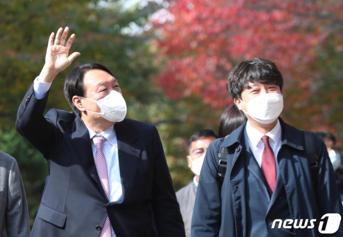 국민의힘 윤석열 대선 후보가 6일 오후 이준석 대표와 오찬을 위해 서울 마포구 염리동 한 식당으로 이동하며 시민들에게 손을 들어 인사하고 있다. /사진=뉴스1