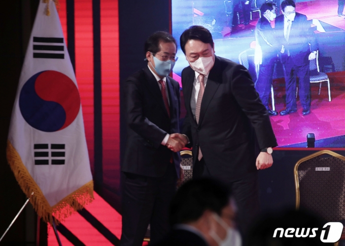 (서울=뉴스1) 오대일 기자 = 윤석열 국민의힘 대선 경선 후보가 5일 오후 서울 용산구 백범김구기념관에서 열린 제2차 전당대회에서 당 대선 후보에 최종 선출된 후 홍준표 후보의 축하를 받고 있다. 2021.11.5/뉴스1