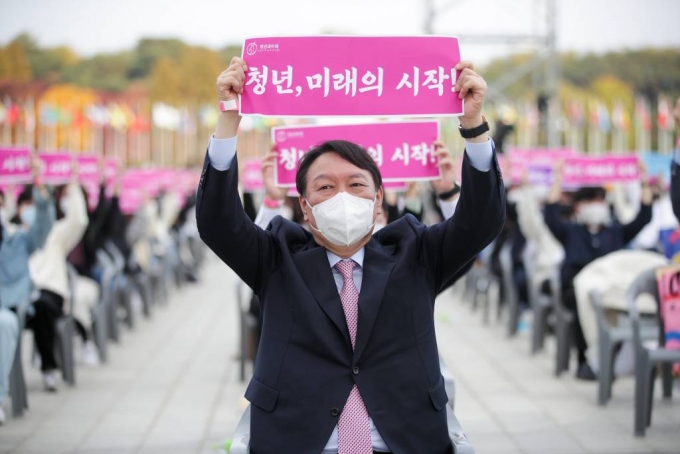 [서울=뉴시스] 전신 기자 = 윤석열 국민의힘 대선 후보가 6일 서울 송파구 올림픽공원 평화의광장에서 열린 제5회 대한민국 청년의 날 기념식에서 '청년, 미래의 시작' 손 피켓을 들어 보이고 있다. (사진=윤석열 캠프 제공) 2021.11.06. *재판매 및 DB 금지