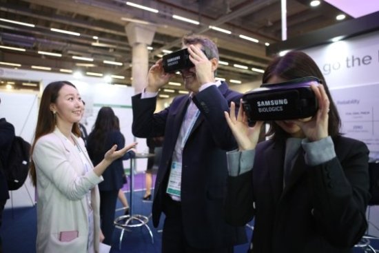 지난 2019년 'CPhI 2019' 참가자 중 한명이 삼성바이오로직스 부스를 방문해 가상현실(VR) 기기로 삼성바이오로직스 3공장을 체험하고 있다./사진=삼성바이오로직스