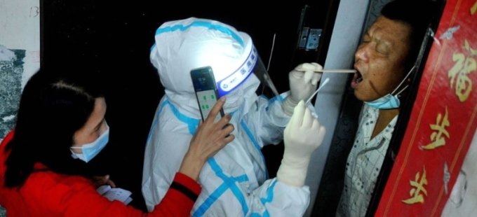 중국 방역당국 관계자들이 코로나19 확진 가능성이 있는 사람들의 집을 직접 방문해 코로나 검사를 하고 있다. /사진=AFP