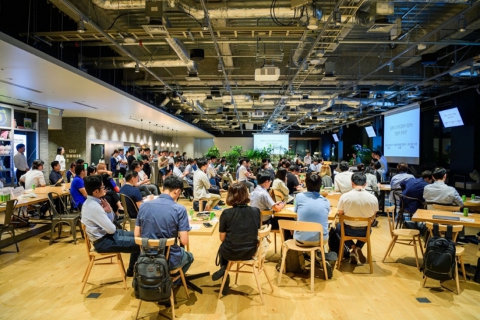 2019년 개최된 재팬 부트캠프 참석자들이 일본 신주쿠 라인 본사에서 밋업 행사를 갖고 있다. /사진=스타트업얼라이언스 