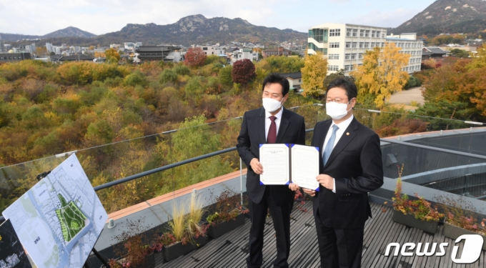 오세훈 서울시장(왼쪽)과 황희 문화체육관광부 장관이 10일 종로구 서울공예박물관 전망대에서 이건희 기증관 건립을 위한 업무협약서‘를 들고 기념촬영을 하고 있다. 오 시장과 황 장관 뒤로 보이는 부지가 이건희 기증관이 들어설 송현동 부지. /사진=뉴스1