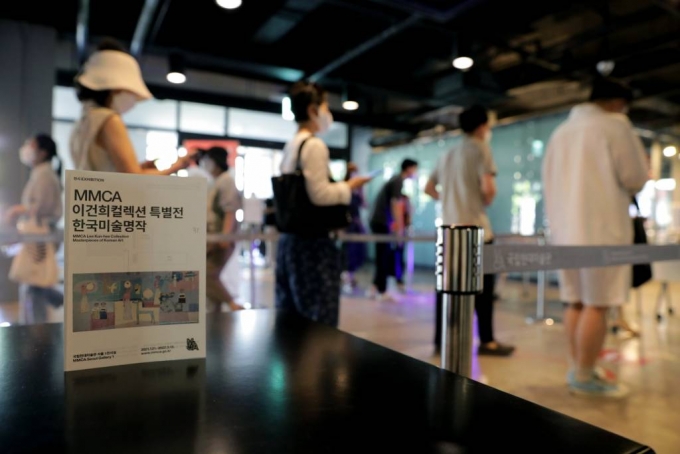 관람객들이 서울 종로구 국립현대미술관 개관 시간에 맞춰 &#039;MMCA 이건희컬렉션 특별전: 한국미술명작&#039; 전시 관람을 위해 방역지침을 준수하며 입장하고 있다. /사진=뉴시스