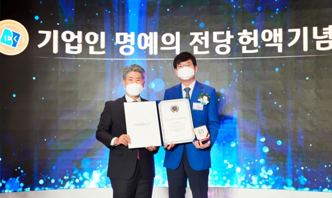 11일 IBK기업은행 본점 명예의 전당 디지털 기념관에서 열린 ‘2021년 기업인 명예의 전당’ 헌액증서 수여식에서 윤종원 기업은행장(왼쪽)과 박선순 다원시스 회장이 기념촬영을 하고 있다/사진=IBK기업은행 제공