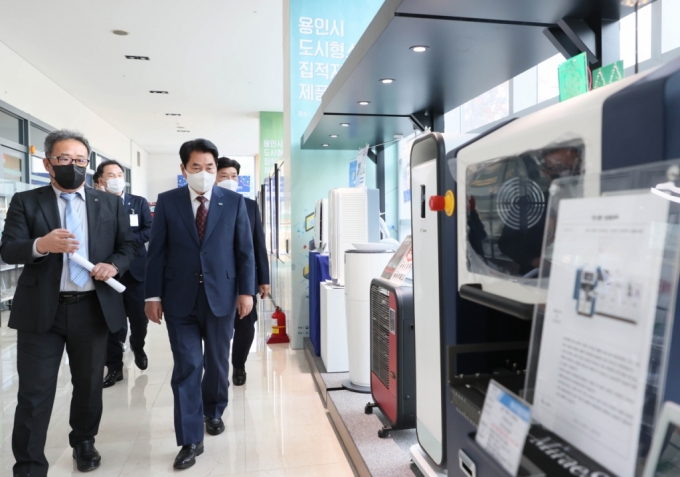 사진=백군기 용인시장이 경기도 용인시 영덕동 흥덕U타워 도시형소공인 집적지구 공동인프라 라운지에서 지역 내 소공인 기업 개발 제품을 둘러보고 있다./사진제공=용인시