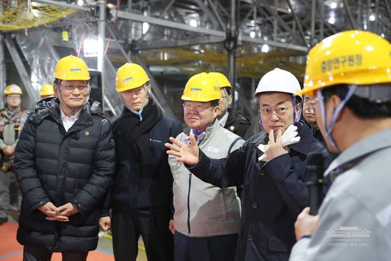 = 문재인 대통령이 2018년 1월 경남 거제 대우조선해양 옥포조선소를 살펴보고 있다. (청와대 페이스북) 2018.1.3/뉴스1