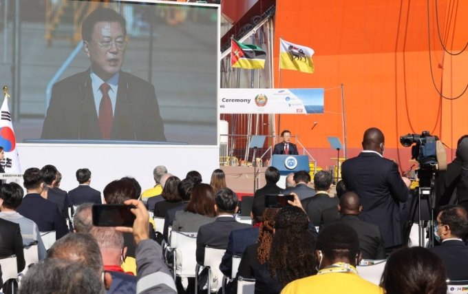 [거제=뉴시스] 전진환 기자 = 문재인 대통령이 15일 경남 거제시 삼성중공업 거제조선소에서 열린 한-모잠비크 부유식 해양 LNG 액화 플랜트(FLNG)선 출항 명명식에서 축사하고 있다. 2021.11.15.