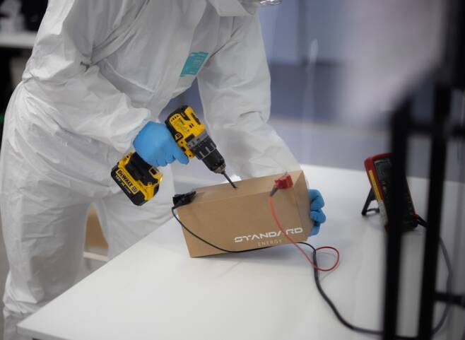 스탠다드에너지 측 연구원이 전동 드릴로 바나듐 이온 배터리에 구멍을 뚫고 있다. /사진=스탠다드에너지 