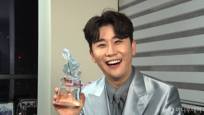가수 영탁이 13일 오후 온택트로 진행된 &#039;제10회 가온차트 뮤직 어워즈&#039;의 시상식에서 올해의 발견상을 수상한 뒤 소감을 밝히고 있다. /사진제공=가온차트뮤직어워즈 /사진=이동훈 기자 photoguy@