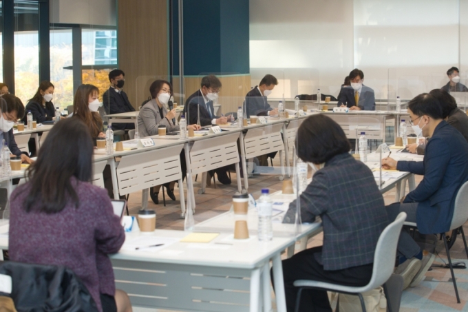 임혜숙 과학기술정보통신부 장관이 17일 오전 서울 강남구 오픈업 센터(공개SW개발자지원센터)에서 열린 '디지털 대전환 시대 청년 인재양성 정책 간담회' 에 참석해 인사말을 하고 있다.  