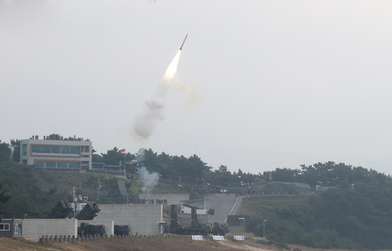 = 2일 충남 대천사격장에서 열린 ‘2017 공군 방공유도탄 사격대회’에서 지대공미상일 ‘천궁’이  무인표적기를 향해 화염을 일으키며 발사되고 있다.   이날 최초 실사격한 천궁은 국방과학연구소(ADD)와 정부 주도하에 국내에서 개발된 최신 방공유도무기체계로 기존의 방공유도 무기와 달리 수직발사관에서 미사일을 밀어낸 뒤 공중에서 점화한 추진력으로 비행하며 목표물을 타격한다. 2017.11.2/뉴스1  