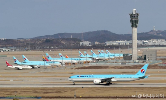 코로나19 여파로 국내 항공사들이 중국, 일본, 동남아 등 노선 운항의 잠점 중단을 결정한 가운데 16일 인천국제공항 주기장에 갈 곳 없는 국내 항공사 항공기들이 주기돼 있다. /사진=이기범 기자 leekb@