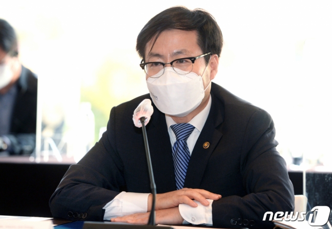 (서울=뉴스1) = 여한구 산업통상자원부 통상교섭본부장이 16일 오후 서울 웨스턴조선호텔 라일락룸에서 열린 '외국인투자가 자문그룹 1차 회의'에서 인사말을 하고 있다. (산업통상자원부 제공) 2021.11.16/뉴스1