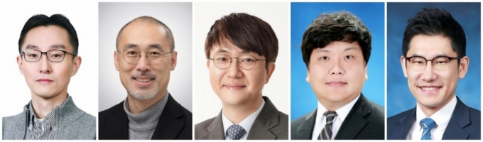 '2021 애뉴얼 포럼'에 참석하는 교수진(왼쪽부터 김지훈 서울대 교수, 안지훈 고려대 교수, 이장식 포스텍 교수, 황성주 카이스트 교수, 박정원 서울대 교수)/사진제공=삼성전자