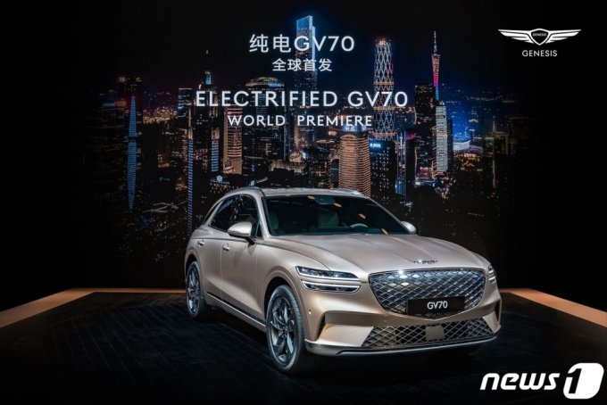 지난 19일 중국 광저우 수출입상품교역회 전시관에서 열린 ‘2021 광저우 국제모터쇼&#039;에서 제네시스브랜드의 GV70 전동화 모델이 세계 최초로 공개되고 있다. /사진=뉴스1