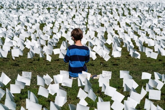 미국 워싱턴시 내셔널몰공원에 설치된 코로나 사망자 추모 깃발/사진=로이터