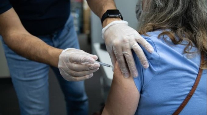 미국의 코로나 백신 완전 접종률은 58% 수준에 머물러 있다. /사진=블룸버그
