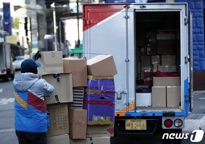 지난 1월 6일 서울 중구 충무로 인근 한 골목에서 한 택배 기사가 수북이 쌓인 상자를 옮기고 있다. /사진=뉴스1