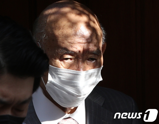 5.18 헬기사격을 증언한 고(故) 조비오 신부에 대한 사자명예훼손 혐의로 재판을 받는 전두환이 광주지방법원에서 열리는 항소심에 출석하기 위해 지난8월9일 오전 서울 서대문구 연희동 자택을 나서고 있다. 2021.8.9/뉴스1 (C) News1 신웅수 기자 