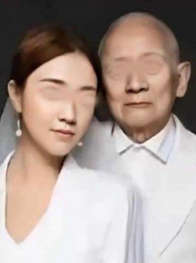 중국의 한 여성이 자신의 할아버지와 함께 찍은 사진을 올려 &#039;꽃뱀&#039;이라는 악플에 시달리고 있다. /사진= 웨이보 캡처. 