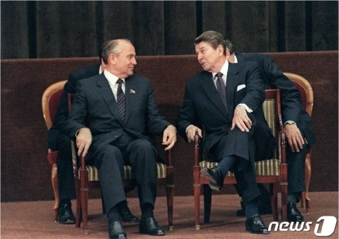 1985년 11월 20일 로널드 레이건 당시 미국 대통령(오른쪽)이 미하일 고르바초프 당시 소련 공산당 서기장(왼쪽)과 제네바에서 만나 대화를 나누고 있다. 미소 양국은 2년 후인 1987년 핵무기 감축에 합의한다. (C) AFP=뉴스1