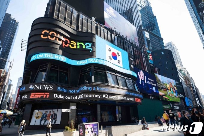 지난 3월 미국 뉴욕 맨하탄 타임스퀘어에 쿠팡의 뉴욕증권거래소 상장을 기념하는 전광판 광고가 진행되고 있다. /사진=쿠팡