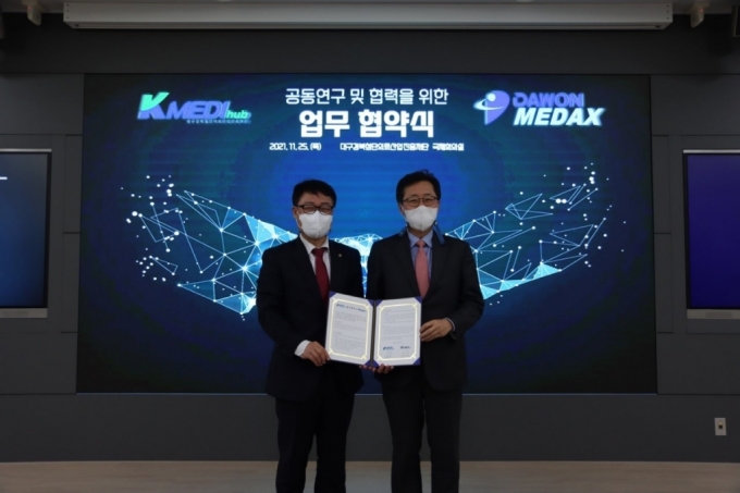 (왼쪽부터)대구경북첨단의료산업진흥재단 양진영 이사장, 다원메닥스 유무영 대표/ 사진 제공=다원메닥스