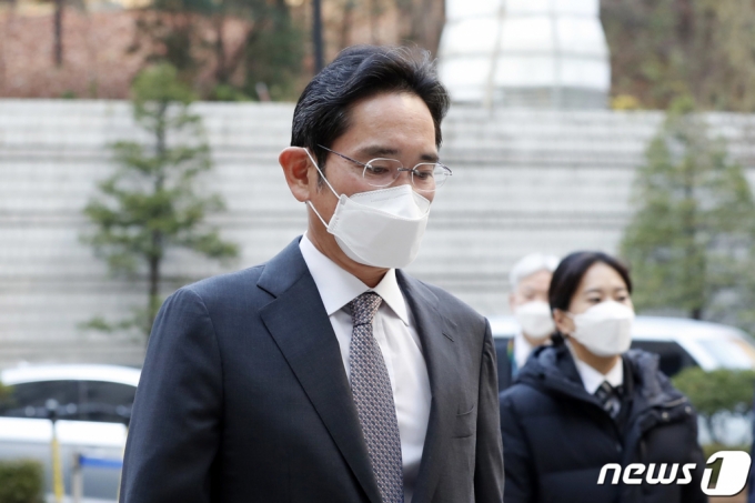 (서울=뉴스1) 이승배 기자 = '삼성 부당합병·회계부정' 의혹을 받고 있는 이재용 삼성전자 부회장이 25일 서울 서초구 서울중앙지방법원에서 열린 1심 속행 공판에 출석하고 있다. 2021.11.25/뉴스1