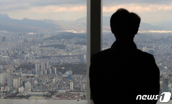 서울 송파구 롯데월드 서울스카이 전망대를 찾은 관람객이 아파트단지가 밀집한 서울시내를 바라보고 있다. /사진제공=뉴스1