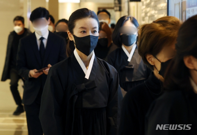 고(故) 전두환씨의 둘째 며느리 박상아씨가 지난 25일 오후 서울 서대문구 신촌 세브란스병원 장례식장에서 입관식을 위해 이동하고 있다./사진=뉴시스(공동취재사진)