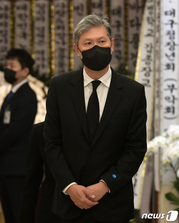 (서울=뉴스1) 김명섭 기자 = 고(故) 노태우 전 대통령 아들 노재헌 동아시아문화센터 이사장이 지난 25일 서울 서대문구 신촌세브란스병원 장례식장에 마련된 전직 대통령 전두환씨 빈소로 향하고 있다. 2021.11.25/뉴스1