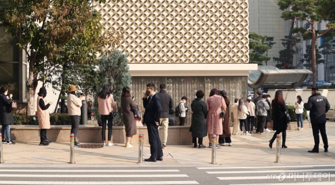명품 브랜드 샤넬 제품의 &#039;가격 인상설&#039;이 도는 가운데 2일 서울 중구 롯데백화점 본점 앞에서 고객들이 매장 입장을 위해 대기하고 있다. /사진=김휘선 기자 hwijpg@