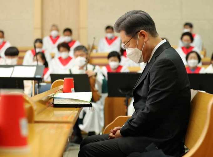 이재명 더불어민주당 대선후보가 28일 오전 광주 남구 양림동 한 교회에서 열리는 주말예배에 참석해 기도를 하고 있다. (공동취재사진)./ 사진=뉴시스