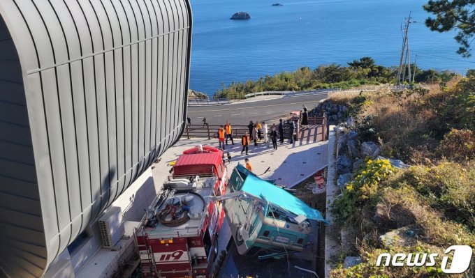 28일 오후 2시쯤 경남 통영시 욕지도에서 모노레일이 탈선해 탑승자 등 8명이 부상을 당했다. 출동한 119구조대가 탈선한 모노레일 주변에서 현장조사를 하고 있다. (독자 제공)/사진= 뉴스1