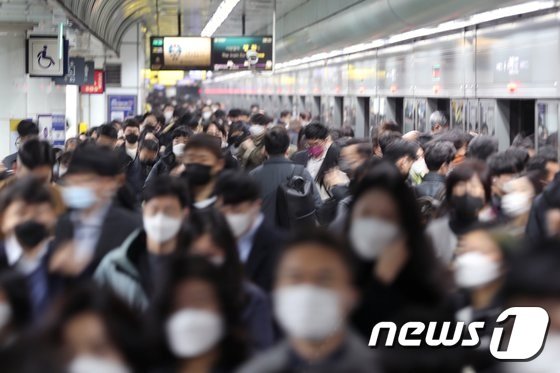 29일 오전 서울 세종대로 지하철 광화문역에서 마스크를 착용한 시민들이 출근길 발걸음을 재촉하고 있다. / 사진 = 뉴스1