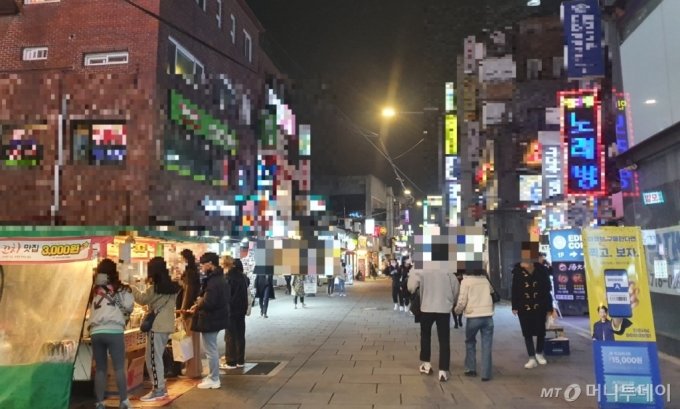 서울 종로구 혜화역 인근 대학로 거리가 사람들로 붐비고 있다. / 사진 = 오진영 기자